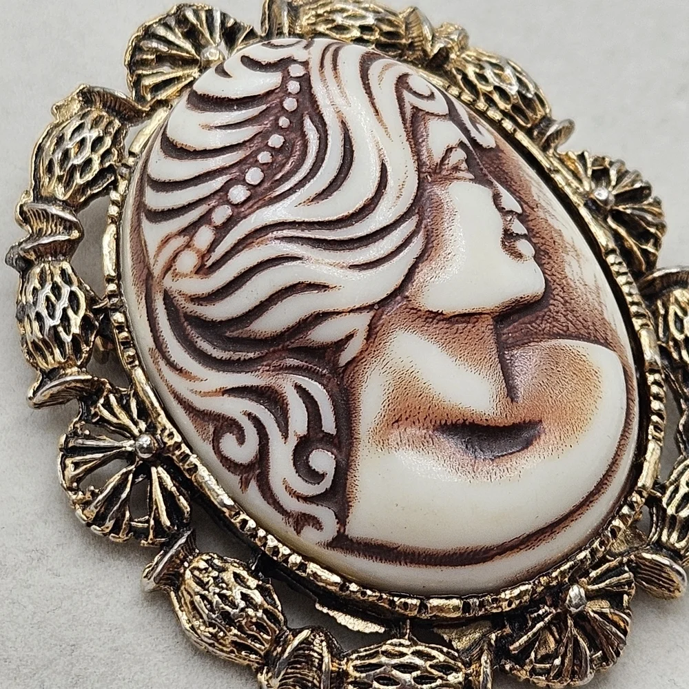 VINTAGE Carved Oval Cameo Gold Tone Filigree Brooch Pin